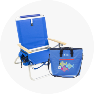 Blue folding beach chair with wooden armrests and a matching insulated cooler bag featuring colorful fish design. Ideal for outdoor activities and swimming events.